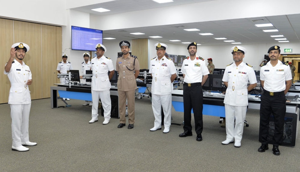 قائد قوة الواجب المختلطة (150) يزور مركز الأمن البحري