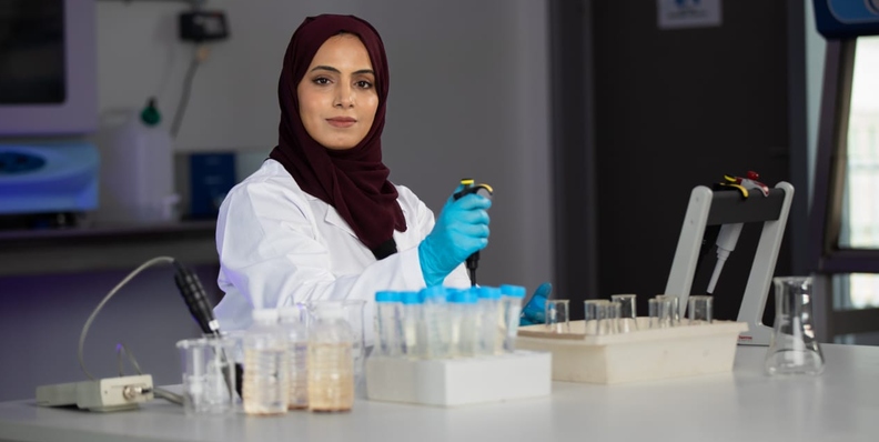 غدًا .. مبتكرةٌ عُمانيةٌ تستعرضُ فكرة ابتكارها العلمي في برنامج نجوم العلوم