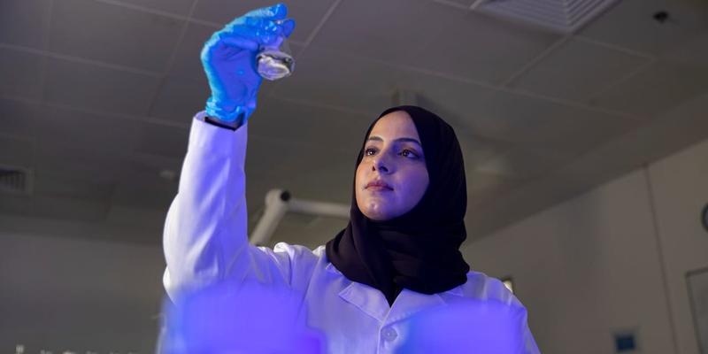 سمية السيابية تتأهل إلى المرحلة الهندسية في برنامج نجوم العلوم