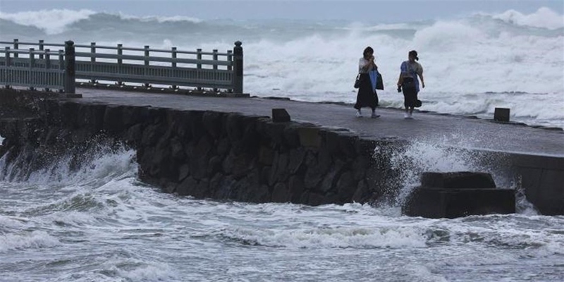 مصرع شخصين وإصابة 17 جراء إعصار “نانمادول” جنوب غرب اليابان