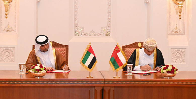 سلطنة عُمان ودولة الإمارات توقعان مذكرتي تفاهم في مجال النقل والمواصلات واللوجستيات