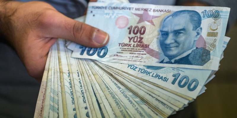 هبوط الليرة التركية إلى أدنى مستوى لها