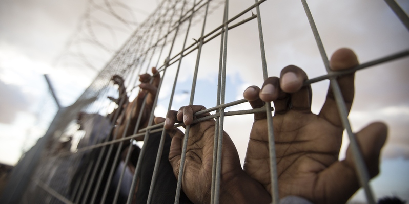 الأسرى الفلسطينيون يعلّقون الإضراب عن الطعام