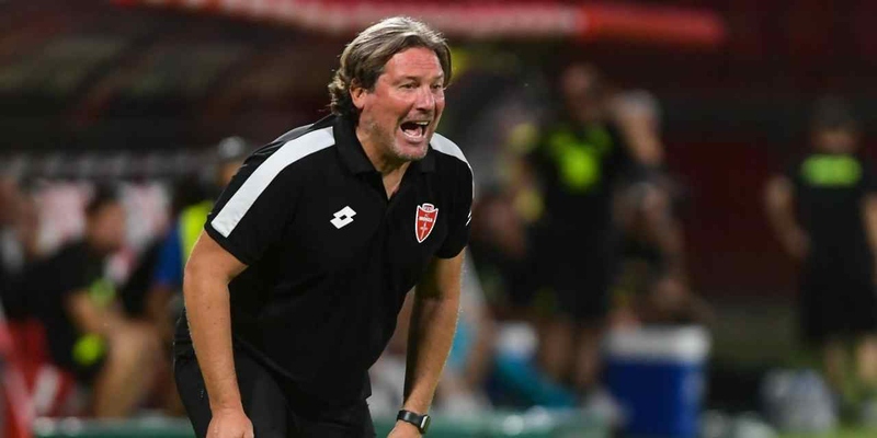 مونزا الإيطالي يقيل مدربه ستروبا بعد بداية متعثرة أول الموسم