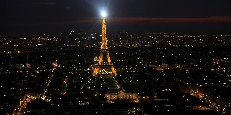 إطفاء أنوار برج “إيفل” قبل الموعد المعتاد لتوفير الطاقة