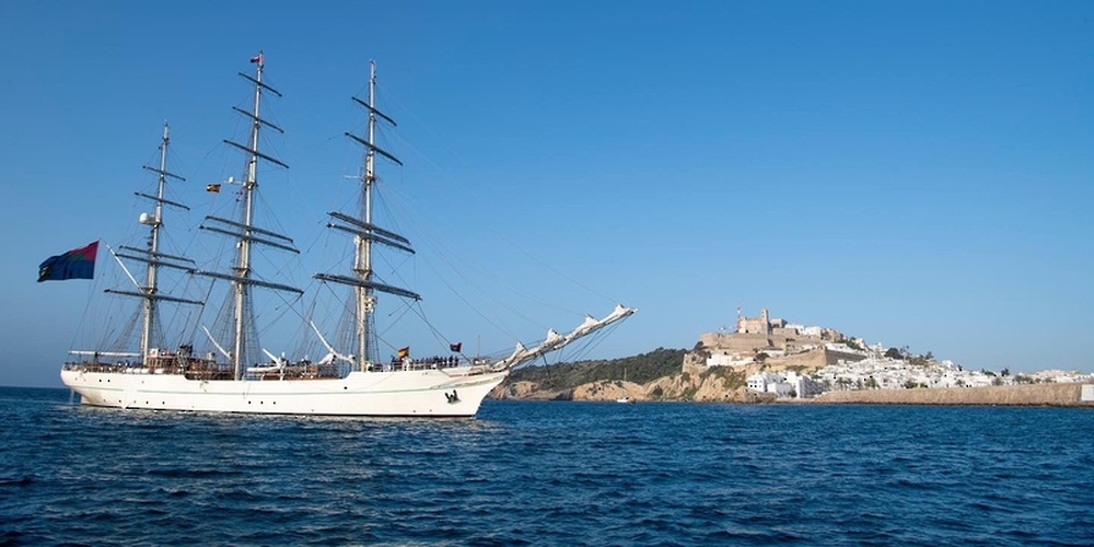 سفينة “شباب عُمان الثانية” تغادر ميناء لاكورونيا الإسباني نحو ميناء طنجة المغربي