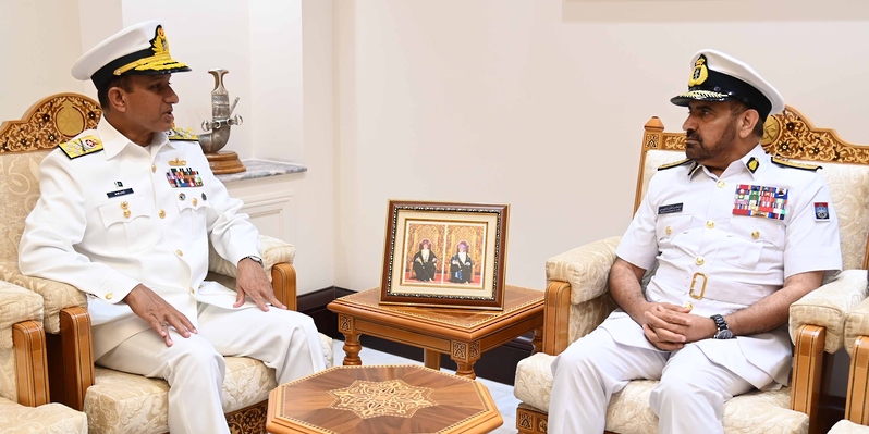 رئيس أركان قُوات السُّلطان المسلحة يستقبل رئيس هيئة الأركان البحرية الباكستانية