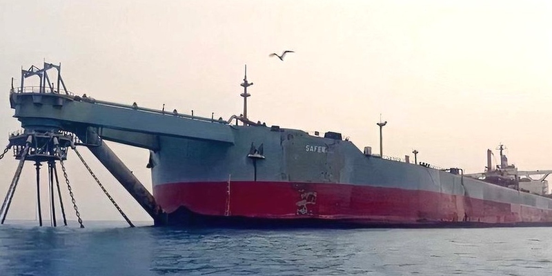 سحب زيت الوقود الثقيل من الناقلة العالقة في جبل طارق