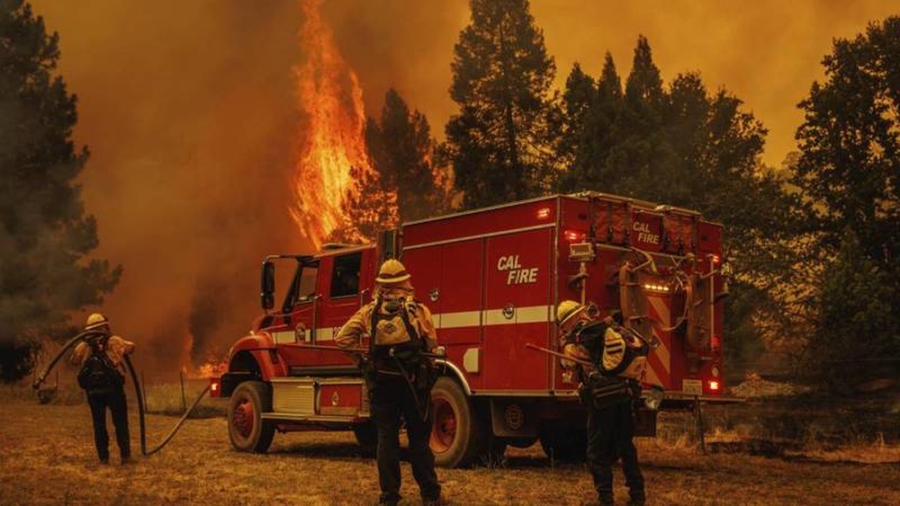 فيضانات تهدد كاليفورنيا مع استمرار اندلاع الحرائق