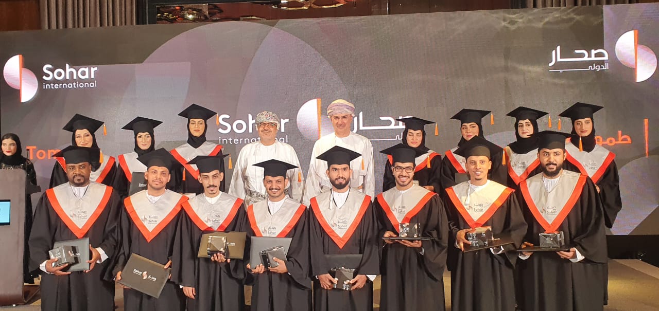صحار الدولي يحتفل بتخريج الدفعة الثانية من برنامج “طموحي”