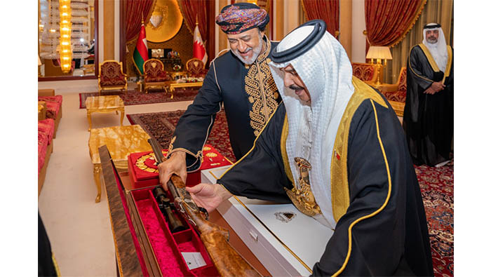 HM the Sultan, King of Bahrain exchange decorations, mementos