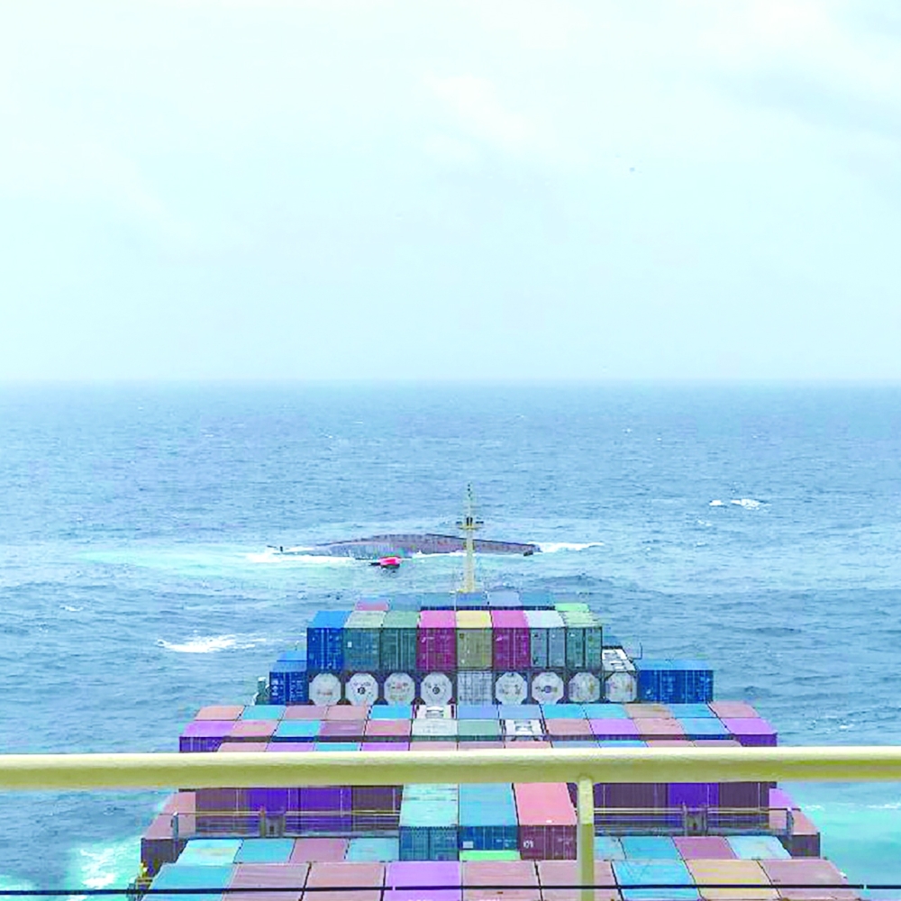 “أسياد” تنقذ طاقم سفينة غارقة قبالة الساحل الهندي