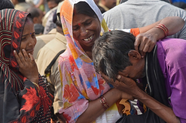 26 killed as tractor trailer carrying pilgrims crashes