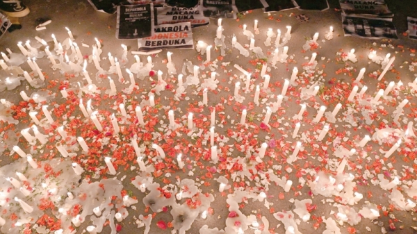 125 die after crowd crush at Indonesian football match