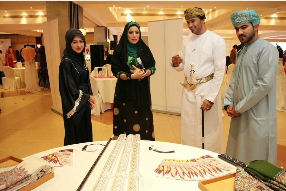 إعطاء أولوية لمشاركة رواد الأعمال والحرفيين وأصحاب الأعمال المنزلية في المعارض المختلفة