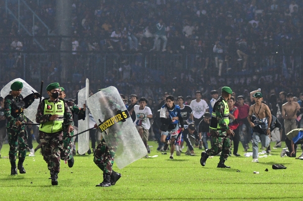 Fans blame police for Indonesian soccer riot