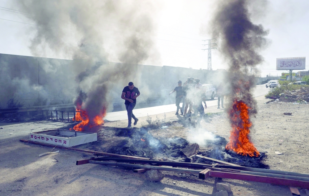 اعتقال 16 خلال عمليات دهم ليلا وسط تصاعد للمواجهات
رصاص الاحتلال يغتال شابين فلسطينيين في الضفة الغربية