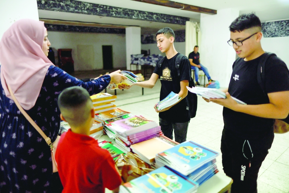 الآباء الفلسطينيون يحتجون على محاولة فرض المناهج الإسرائيلية