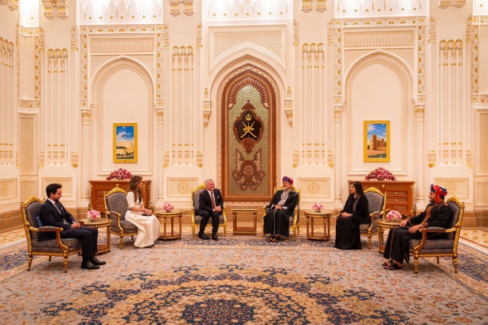 جلالة السلطان والعاهل الأردني يتبادلان الأوسمة والهدايا التذكارية