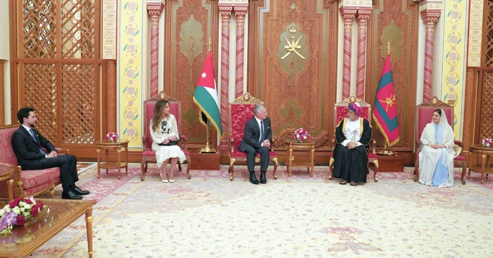 جلالته يمنح ملك الأردن وسام عمان المدني