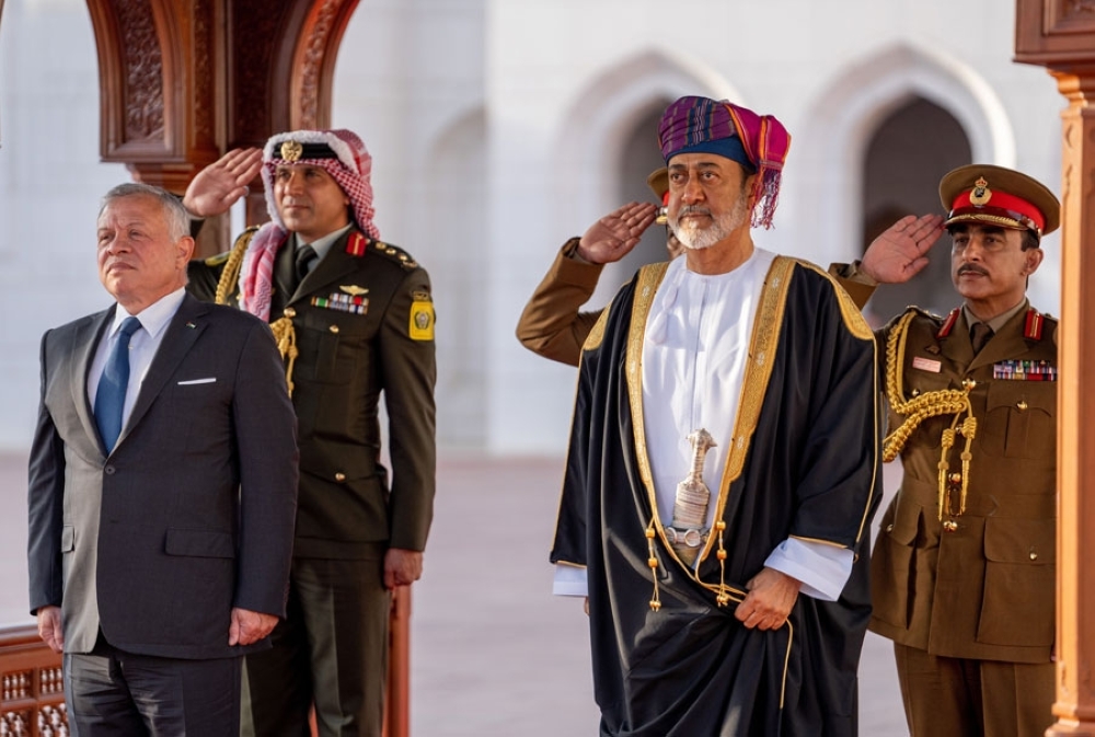 جلالة السلطان في مقدمة مستقبلي ملك الأردن