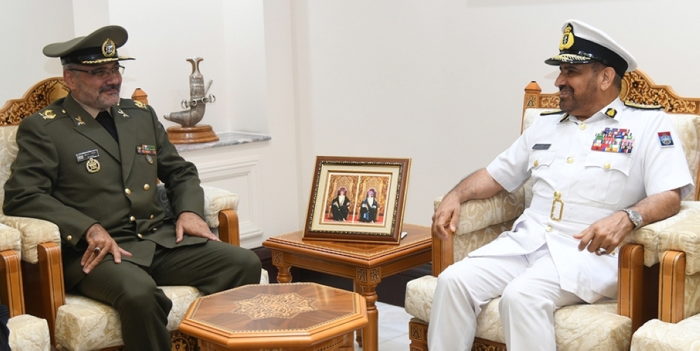 رئيس أركان قوات السلطان المسلحة يستقبل وفد لجنة الصداقة العسكرية العُمانية الإيرانية المشترك