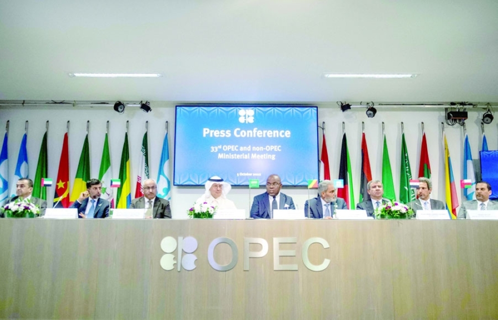 تحالف أوبك بلس يقر خفضا كبيرا في إنتاجه النفطي