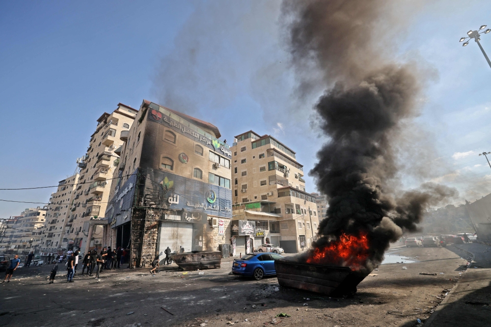 مفتي القدس يندد بـ "حرق" مستوطنين للقرآن واشتية يدعو لوقف جرائم اسرائيل
سلطات الاحتلال تحاصر القدس وتصعد عمليات المداهمة والاعتقالات 10 مفتي القدس يندد بـ “حرق” مستوطنين للقرآن واشتية يدعو لوقف جرائم اسرائيل
سلطات الاحتلال تحاصر القدس وتصعد عمليات المداهمة والاعتقالات