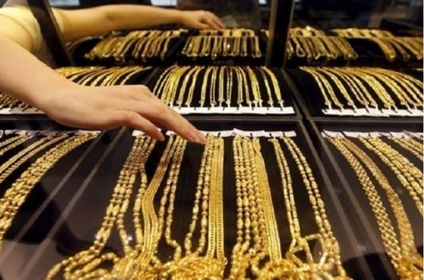 Gold prices continue to slide in Oman, globally