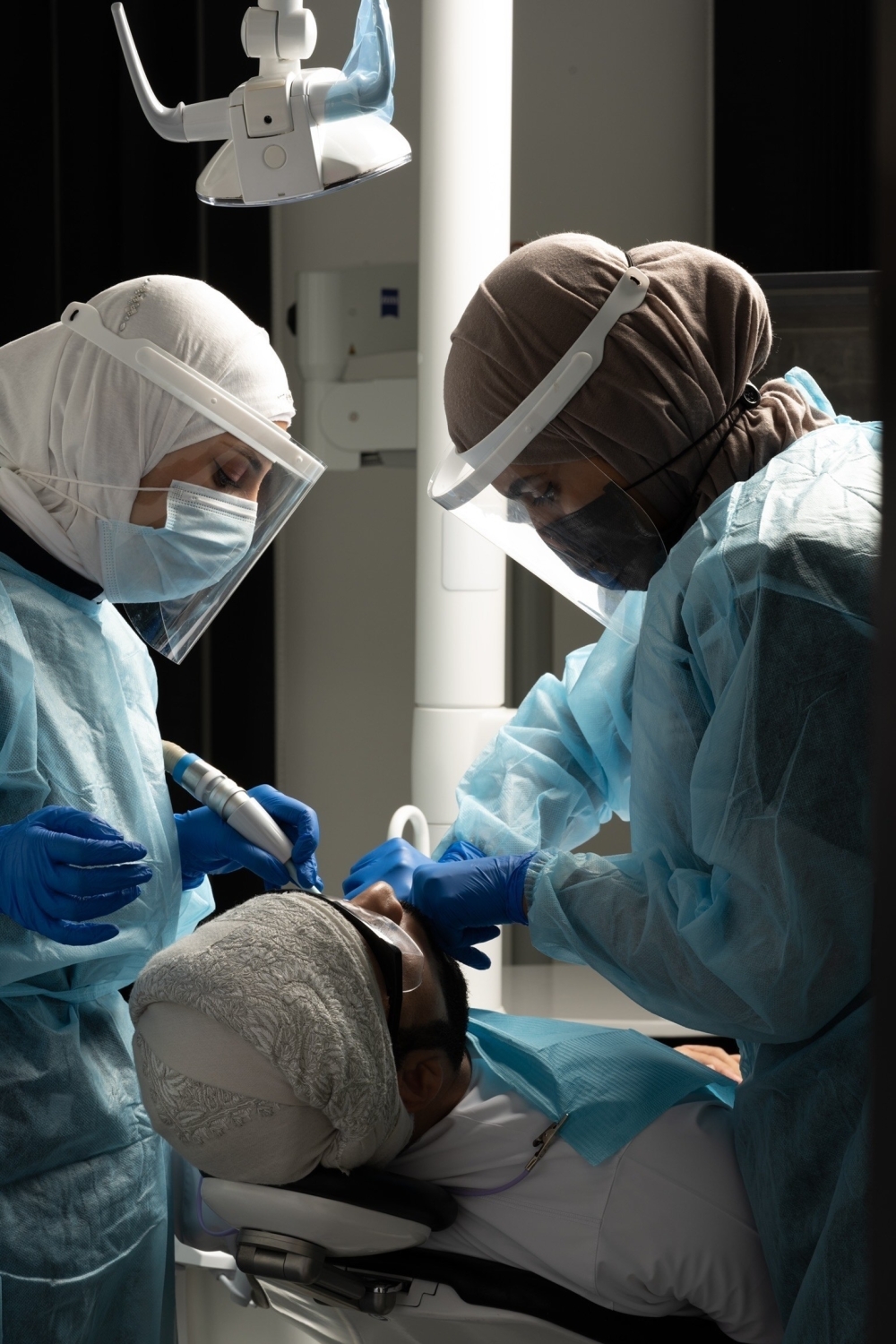 فاطمة العامرية تسعى لأن يكون لها بصمة خاصة في طب الأسنان بسلطنة عمان