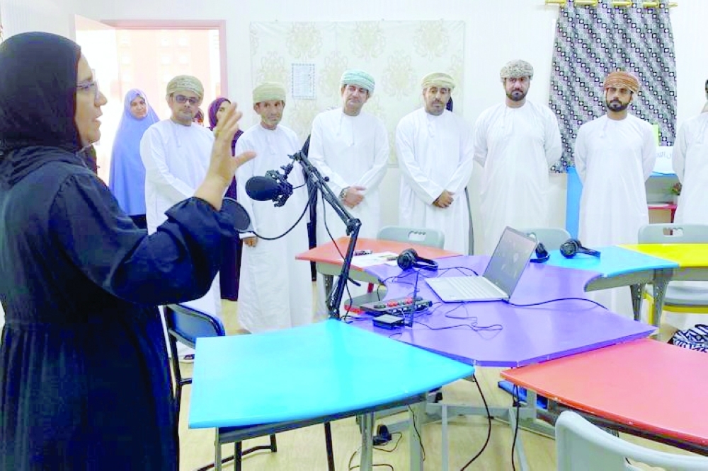 تدشين مختبر صوتي لتعليم طلبة الدمج السمعي في مدرستين بشناص