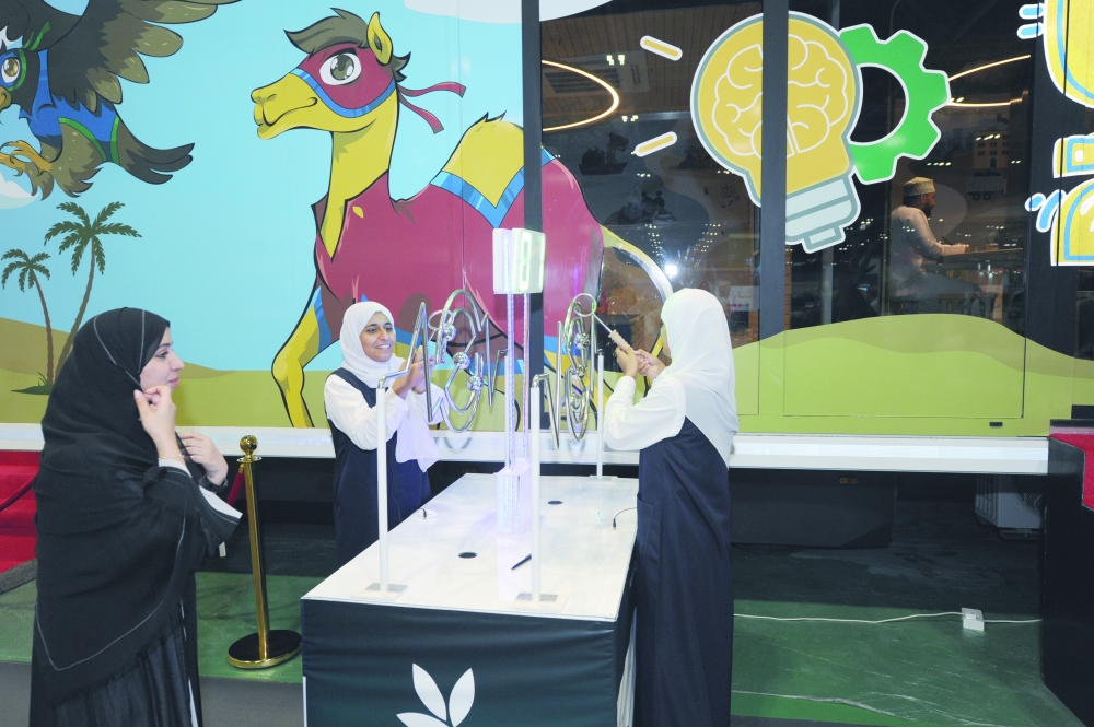 مهرجان عمان للعلوم.. معارف في التسويق الاجتماعي وتقنية النانو تستقطب الزوار