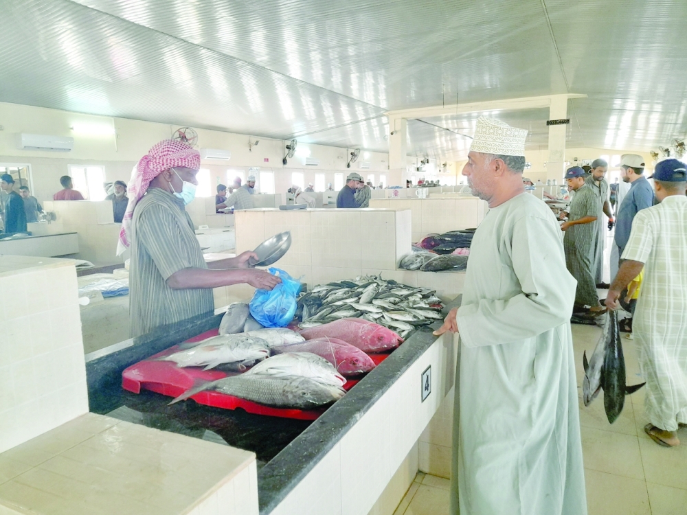 حركة شرائية نشطة بسوق ميناء الصيد البحري بصحم