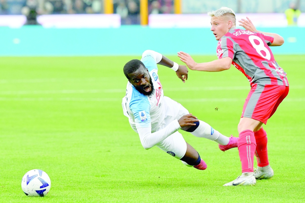 نابولي يستهدف الحفاظ على صدارة الدوري الإيطالي