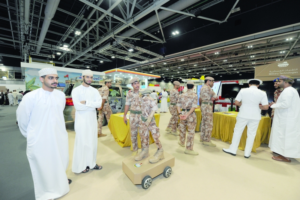 أسلحة قوات السلطان المسلحة والحرس السلطاني والكلية العسكرية التقنيةتشارك في مهرجان عمان للعلوم