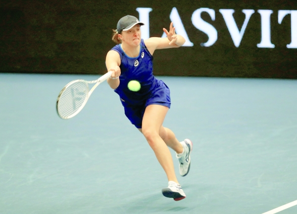 Swiatek downs Zheng to reach San Diego quarters