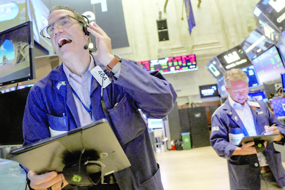 الدولار يتوقف عن الصعود وسط انتعاش في البورصات العالمية