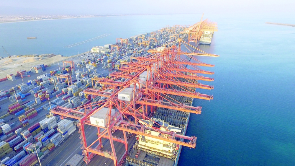 مناولة 3.3 مليون حاوية و13.3 مليون طن متري من البضائع العامة بميناء صلالة