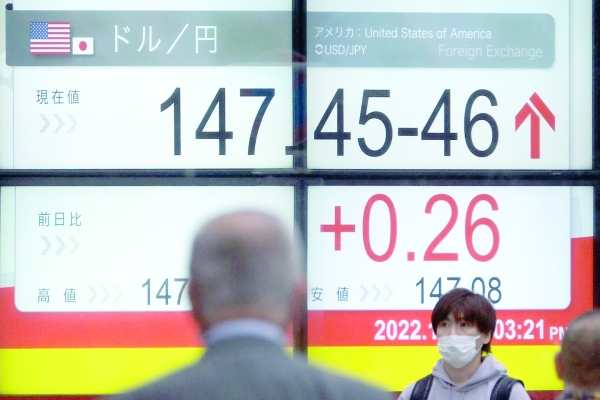 Yen slumps to 32-year low against dollar