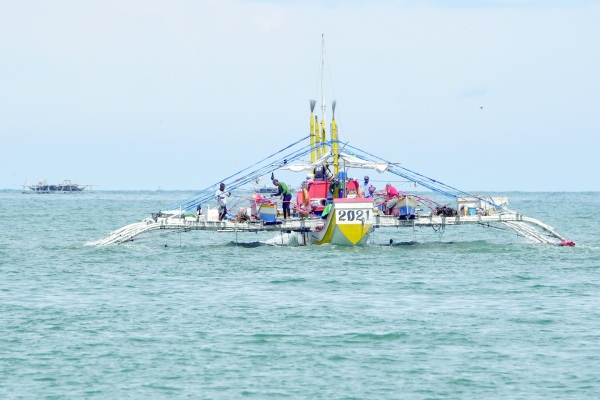 Filipinos fishing on frontline of disputed sea