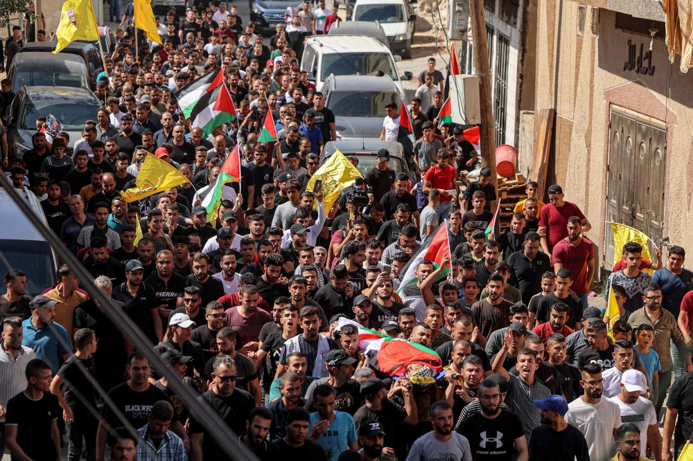 إستشهاد فلسطيني متأثرا بإصابته على يد جيش الإحتلال ومئات المستوطنين يقتحمون  المسجد الأقصى