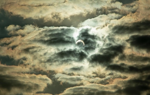 Omani skies to see solar eclipse next week