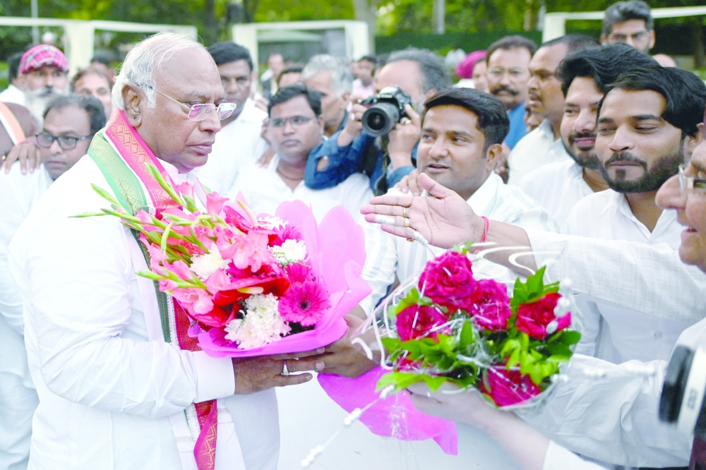 هل يغير “خارجي” مسار الحزب بعد انتقادات مستمرة؟
“المؤتمر الهندي” ينتخب أول رئيس له لا ينتمي لعائلة غاندي منذ 24 عاما