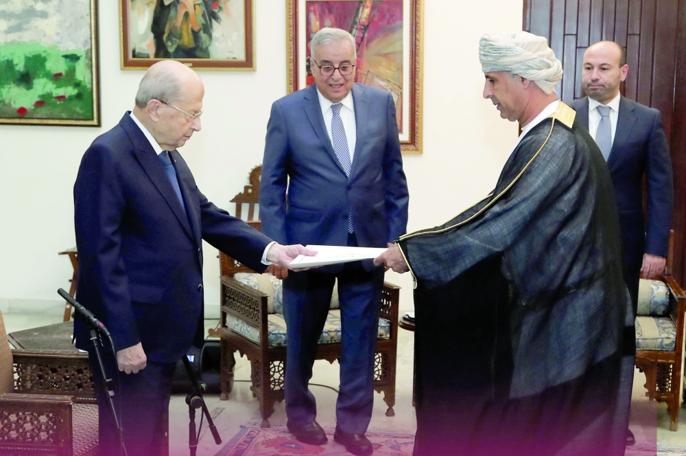 سفراء سلطنة عمان في البحرين ولبنان والجزائر يقدمون أوراق اعتمادهم