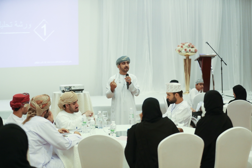 مناقشة تحديات الشباب في مختبر إعداد الاستراتيجية الوطنية بمحافظتي شمال الباطنة ومسندم