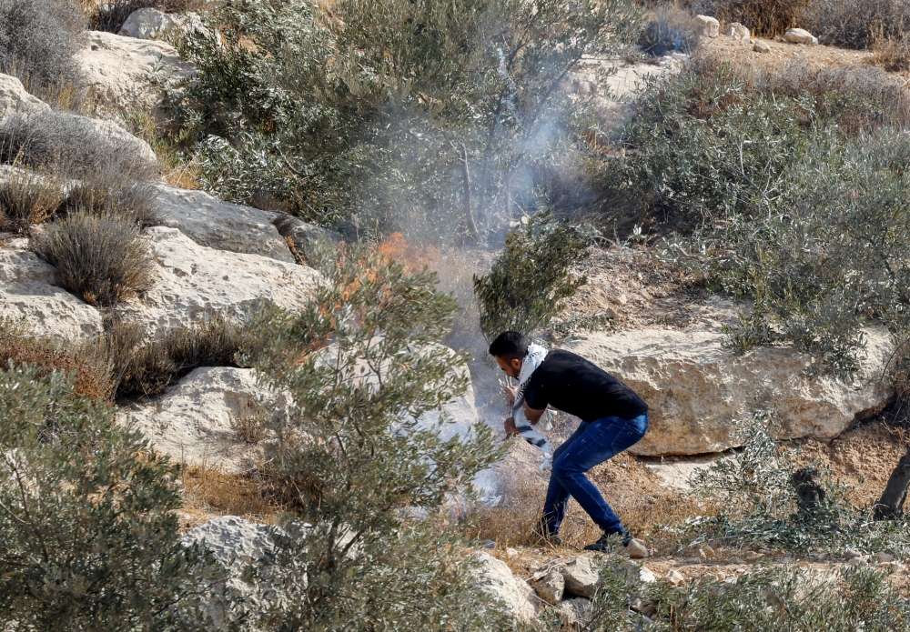 قوات الإحتلال تطلق الرصاص وقنابل الغاز على المزارعين الفلسطينيين جنوب غزة