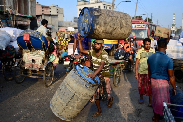 Bangladesh evacuates thousands ahead of cyclone