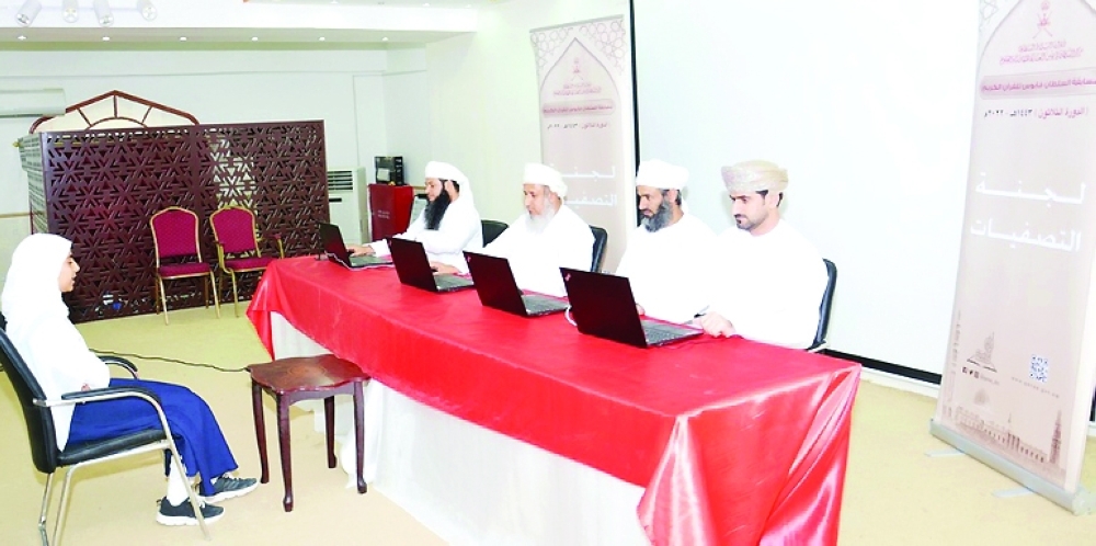 تقييم المشاركين بمسابقة السلطان قابوس للقرآن الكريم في سناو