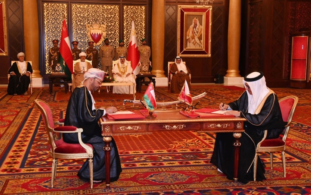 جلالة السلطان المعظم وملك البحرين يشهدان توقيع اتفاقيات تعاون ومذكرات تفاهم وبرامج تنفيذية