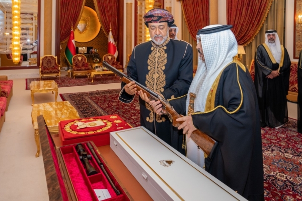 HM, Bahrain King exchange orders, commemorative gifts